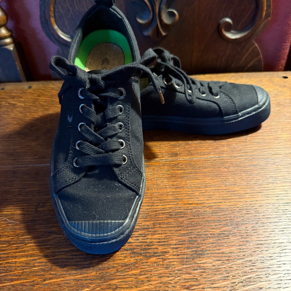 Cariuma Black Canvas Sneakers